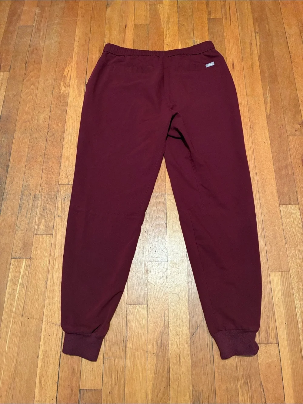Figs Tansen Jogger Scrub Pants in Burgundy, Men’s size Large